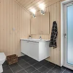 Pet Friendly In With Kitchen *