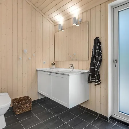 Pet Friendly In With Kitchen *