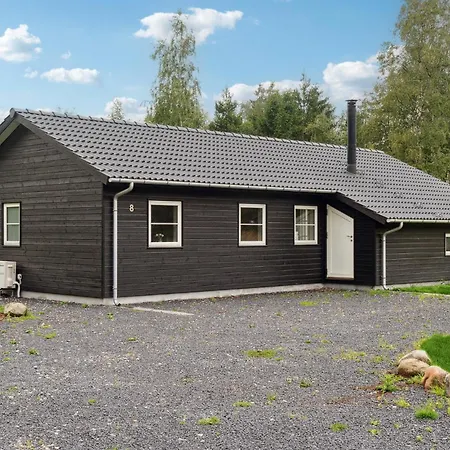 Pet Friendly In With Kitchen *