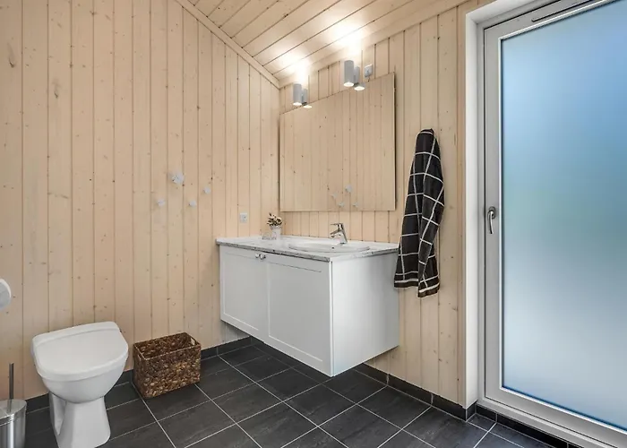 Pet Friendly In With Kitchen *