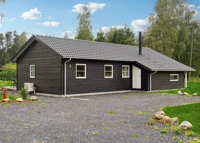 Pet Friendly In With Kitchen *