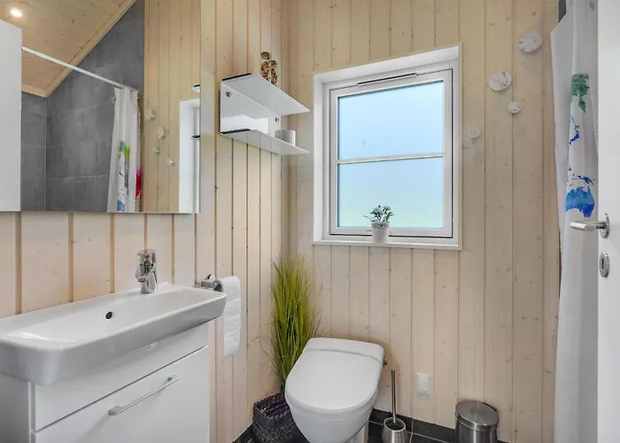 Pet Friendly In With Kitchen *